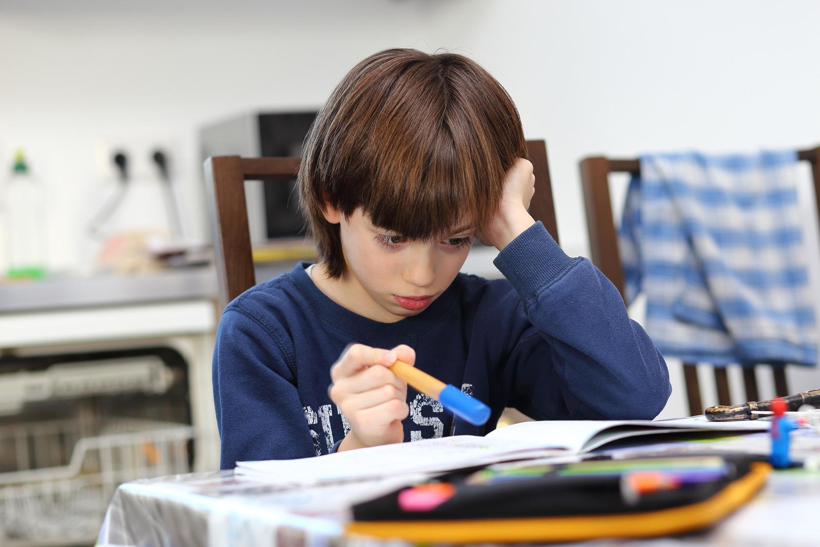 chłopiec czytający książkę, trudności w szkole