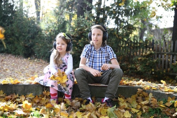 Amelka i Maciek jesienna sesja w liściach klonu