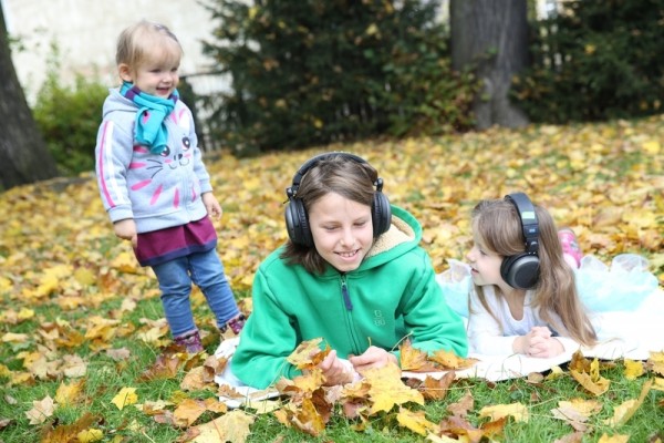 Hania Maciek Amelka na liściach klonu